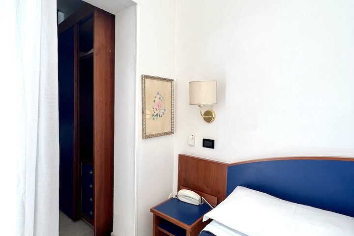 Room 17 of 42