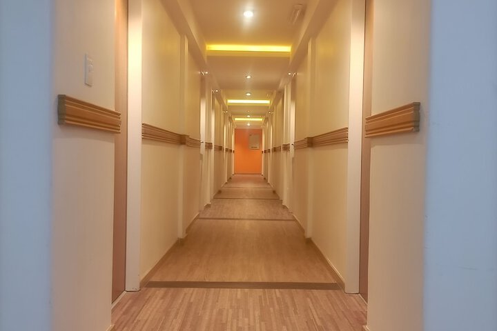 Ballroom/Hall 27 of 32