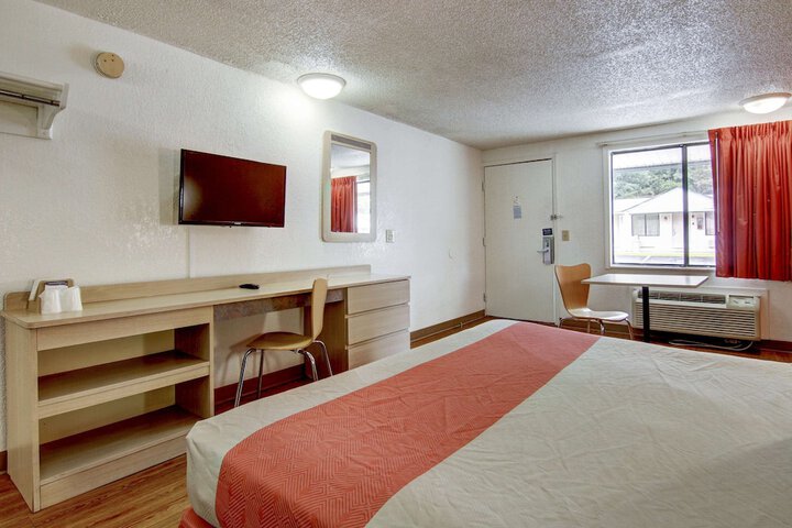 1 King Bed (4 of 6)