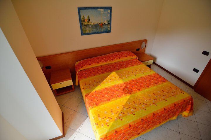 Room 5 of 96