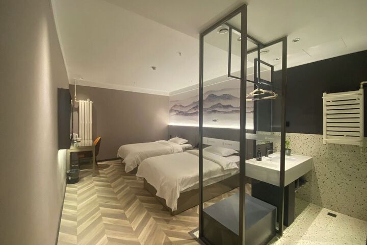 Room 10 of 18