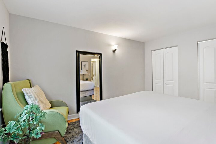 Cozy 1BR Serene Apt in Bowmanville in Chicago, IL