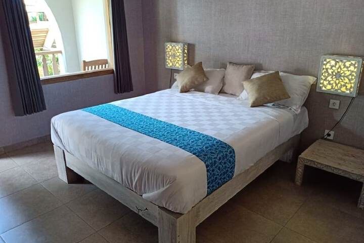Room 8 of 90