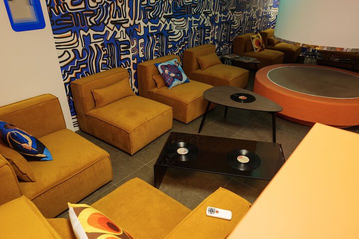 Lounge 32 of 42
