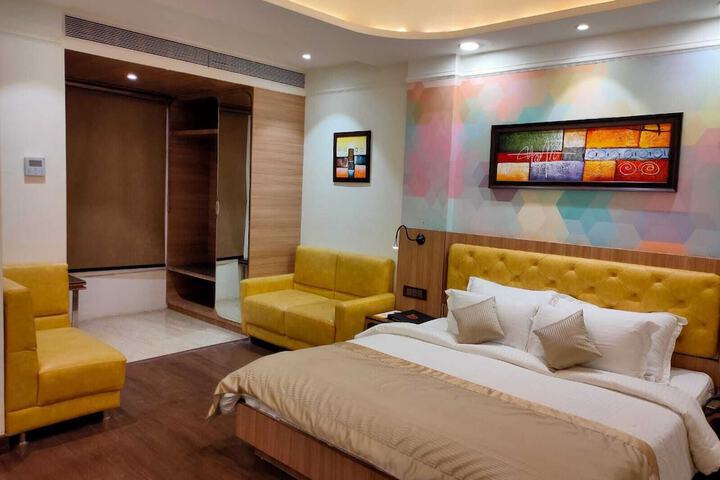 Room 4 of 9