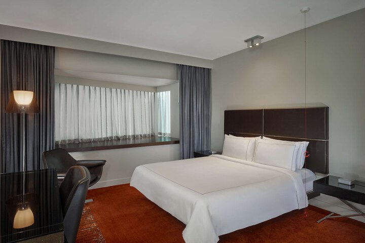 Room 10 of 98