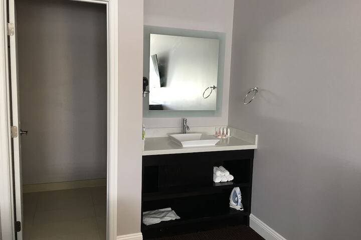 1 Queen Bed (3 of 8)