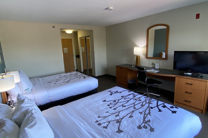 2 Queen Beds (4 of 13)