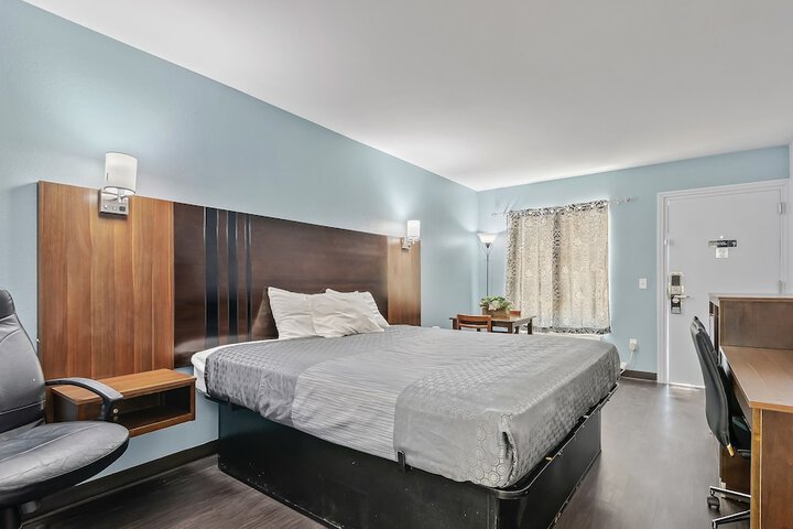 Standard Single Room 1 King Bed (6 of 10)