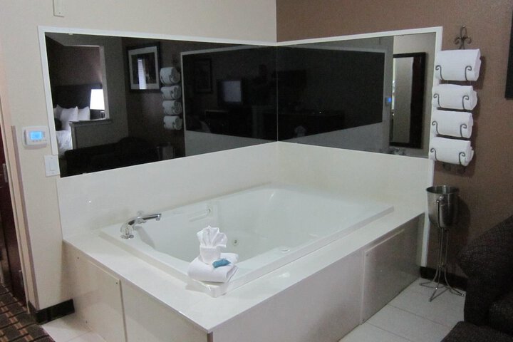 1 King Bed Living Area Wet Bar Microwave and Refrigerator WiFi Full Breakfast (14 of 15)