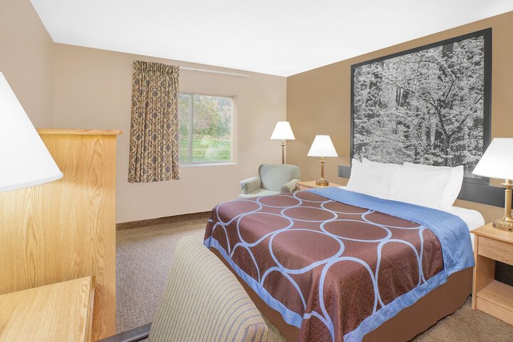 1 Queen Bed (6 of 10)