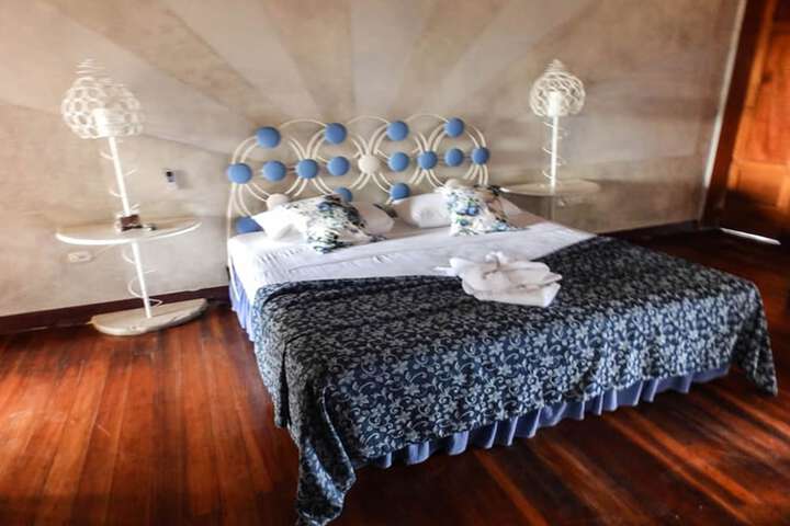 Room 18 of 77