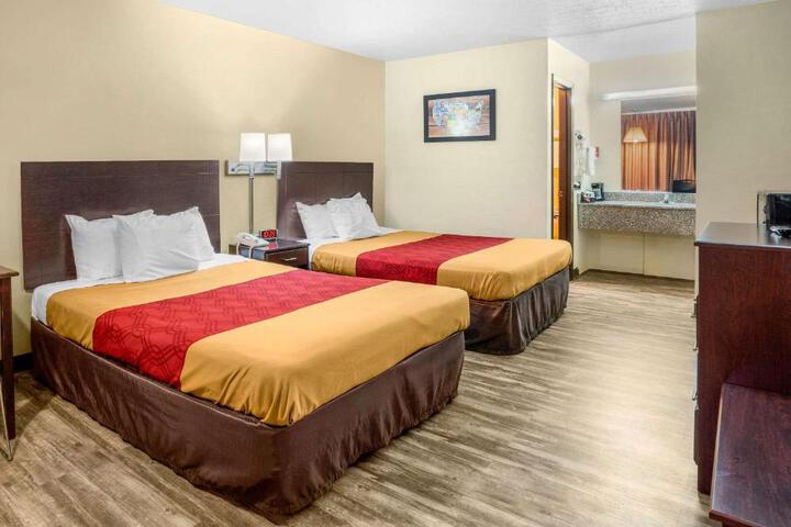 1 Queen Bed (3 of 14)