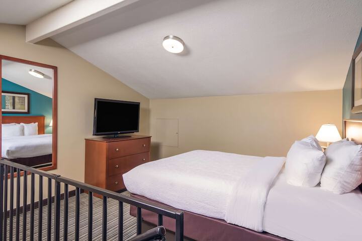 1 Queen Bed Microwave, Refrigerator, Coffee Maker Full Breakfast (7 of 26)