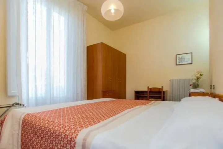 Room 4 of 8