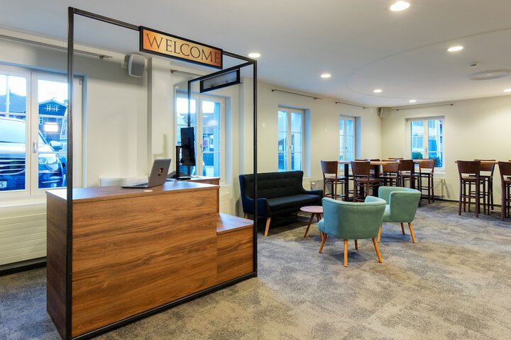 Lobby lounge