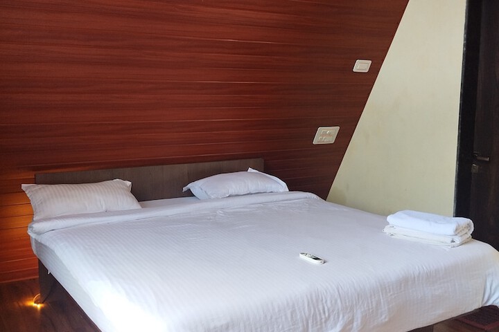 Room 3 of 20