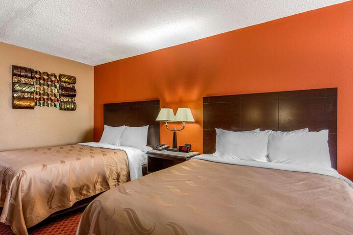 2 Queen Beds (3 of 16)