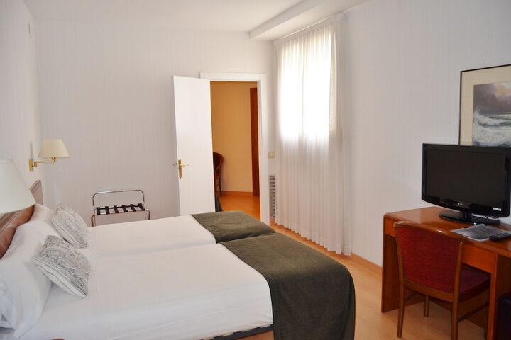 Room 8 of 76