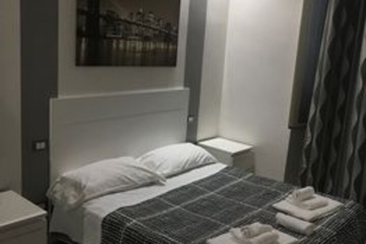 Room 10 of 14