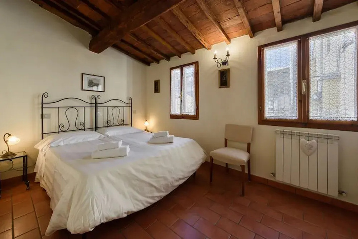 Room 4 of 12