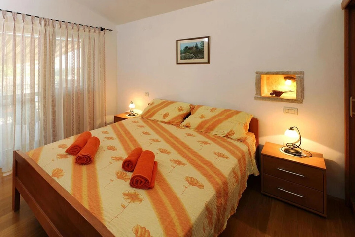 Room 4 of 9