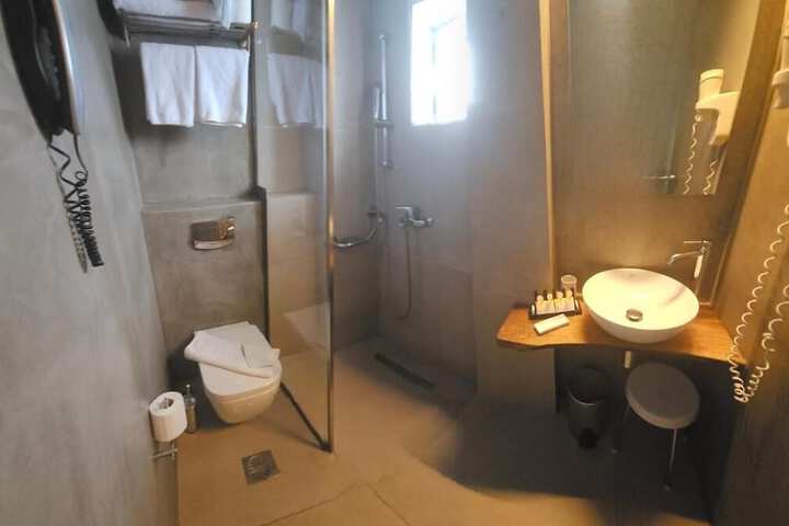 Room 72 of 91