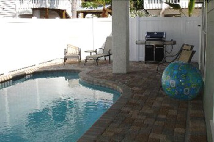 Pool 12 of 18