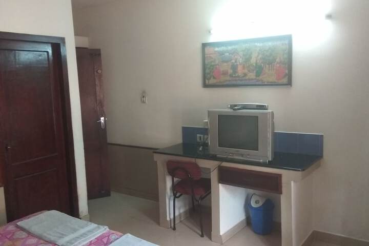 Room 9 of 13