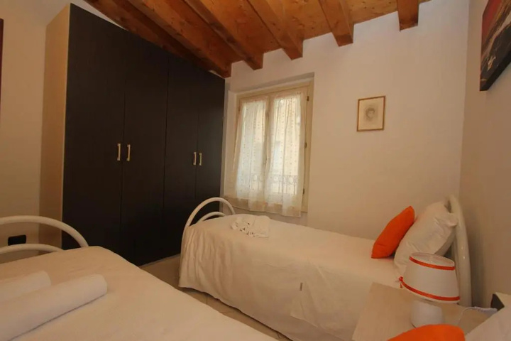 Room 4 of 24