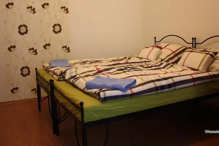 Room 5 of 9