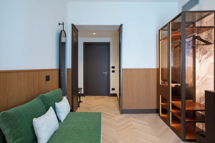 Room 25 of 47