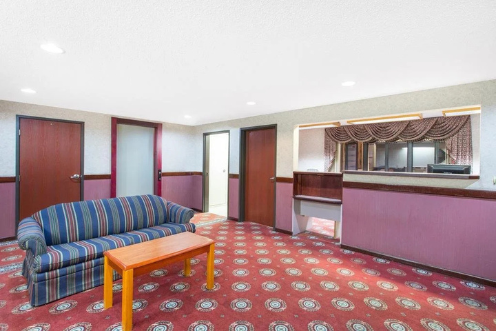 Room 7 of 9