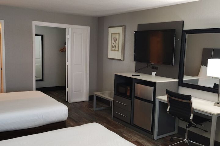 2 Queen Beds (1 of 3)