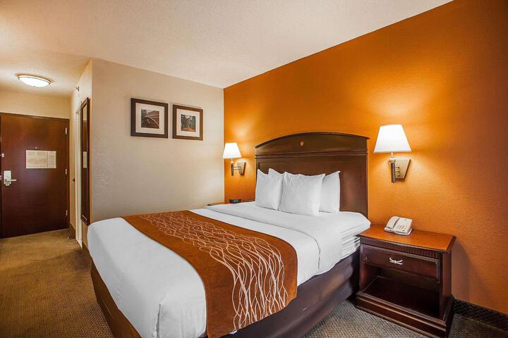 1 Queen Bed (5 of 5)