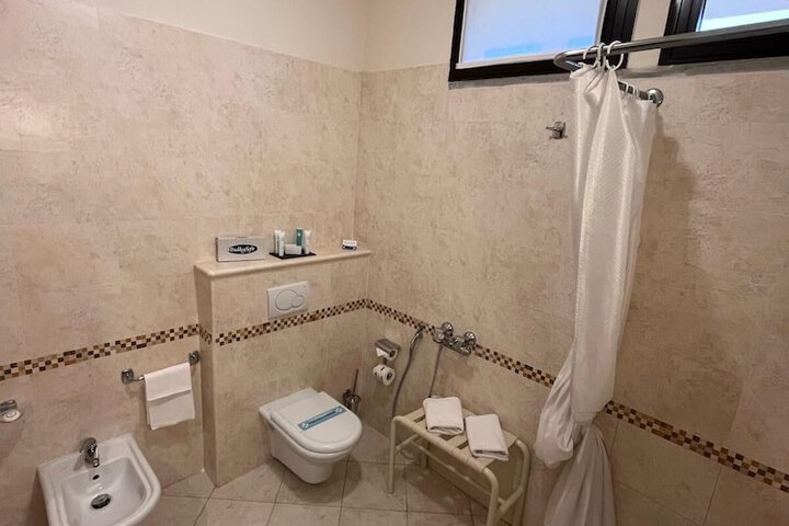 Room 32 of 111