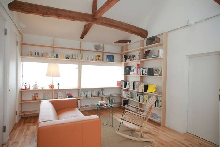 Room 8 of 12