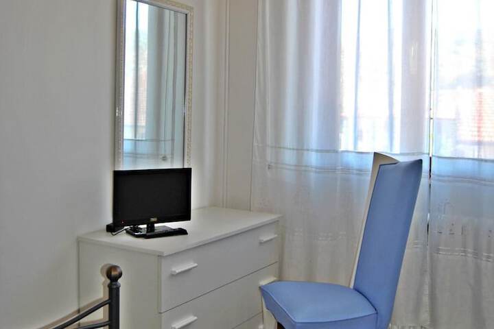 Room 10 of 26