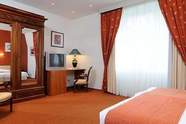 Room 4 of 40