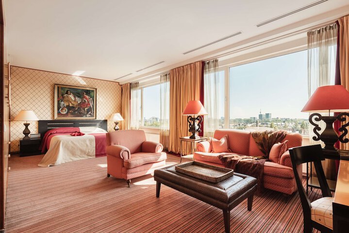 Room 42 of 143