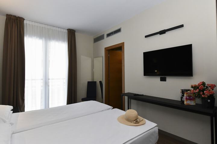 Room 14 of 102