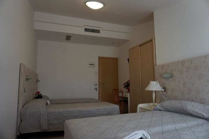 Room 7 of 16