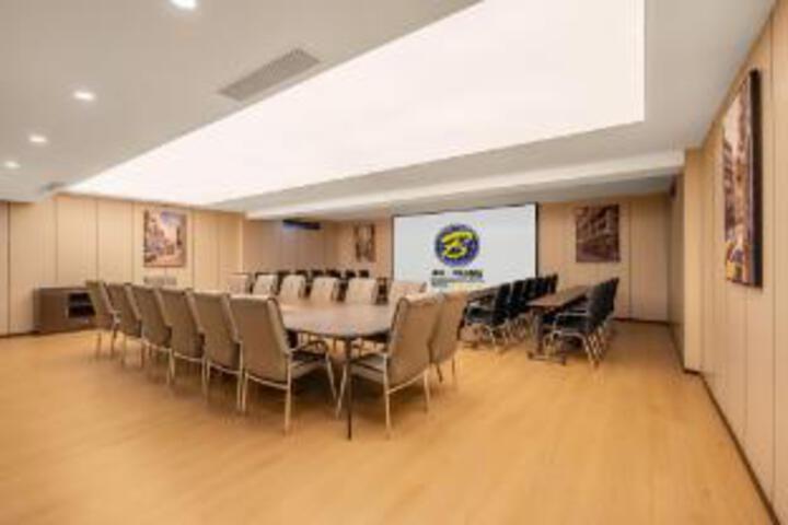 Room 13 of 23