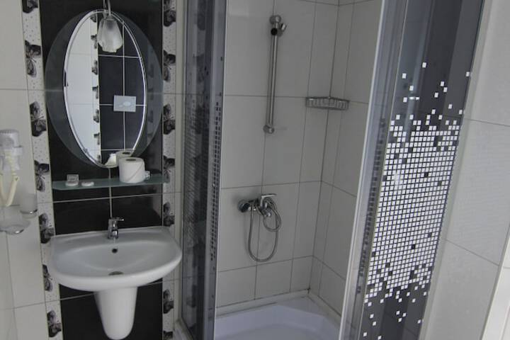 Room 6 of 28