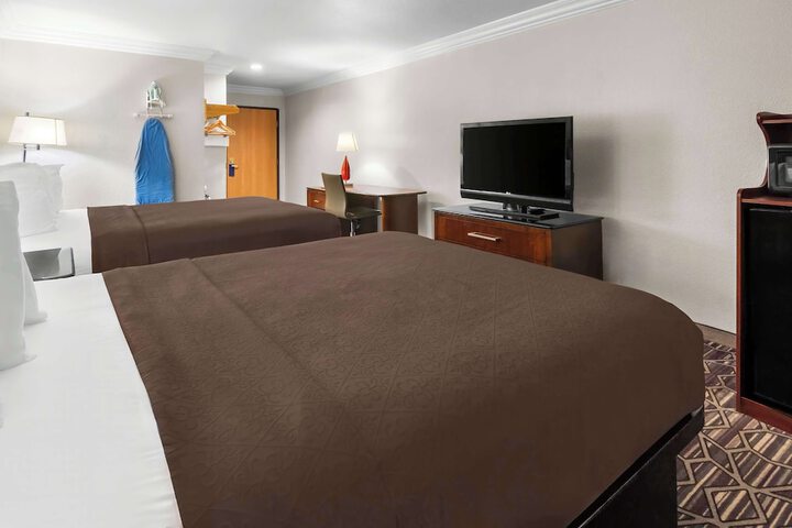 2 Queen Beds Microwave and Refrigerator Full Breakfast (4 of 15)