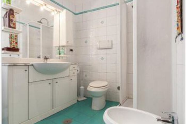 Room 4 of 33