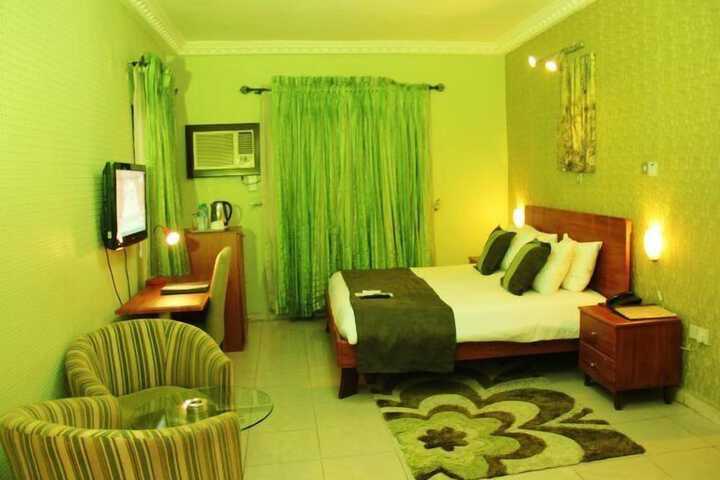 Room 6 of 9