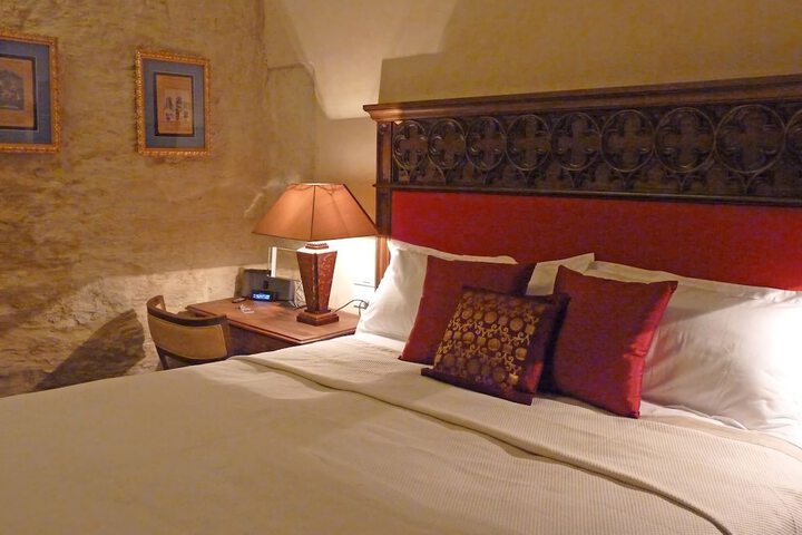 Room 12 of 103