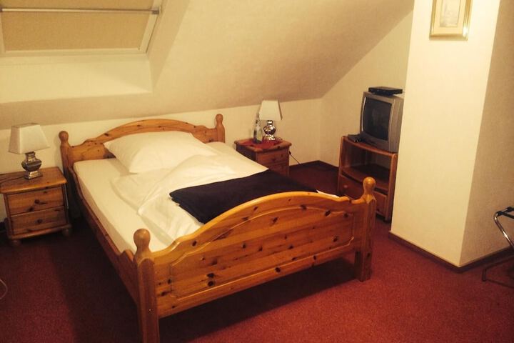Room 8 of 34
