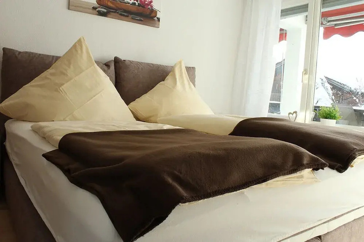 Room 4 of 8